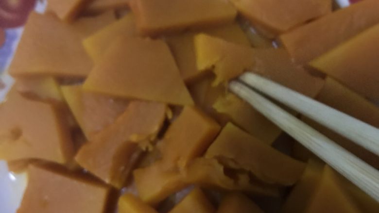 南瓜泥,大火烧开转中火蒸20分钟,筷子轻易能夹烂就可以了。