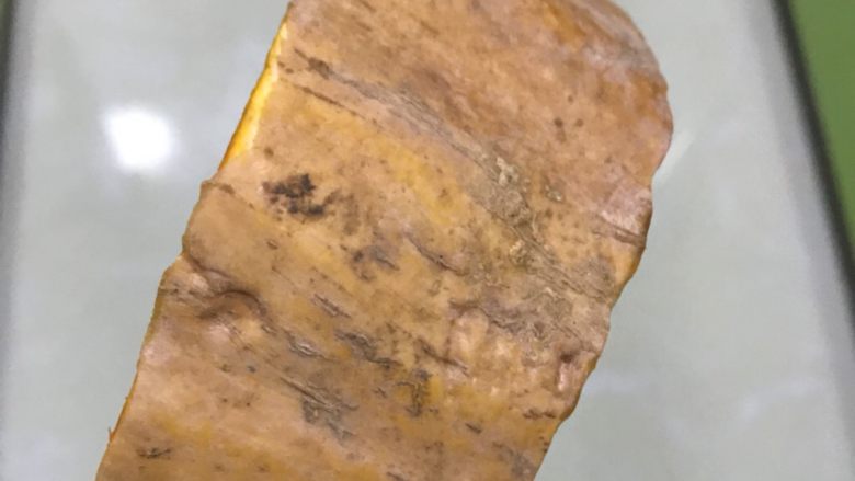 南瓜泥,一个很大的,自家用吃不了,市场上都是这么切块卖的。