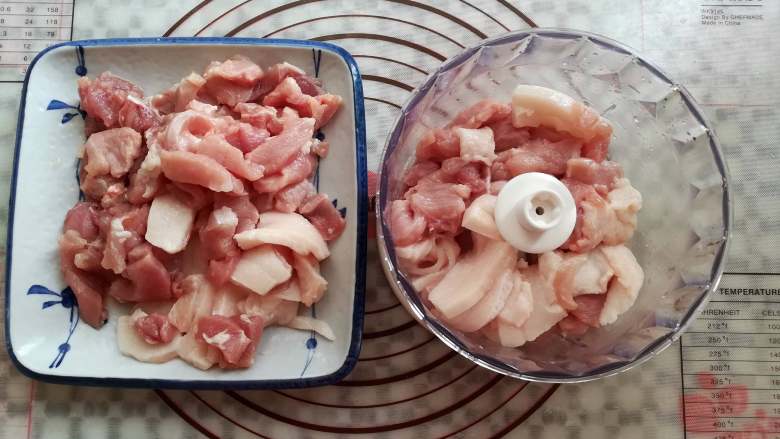 香嫩藕丸子,猪肉分2次放入绞肉机里,不要超过绞肉碗的提示线位置