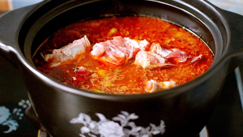 豆瓣酱羊蝎子,把羊蝎子全部放入后