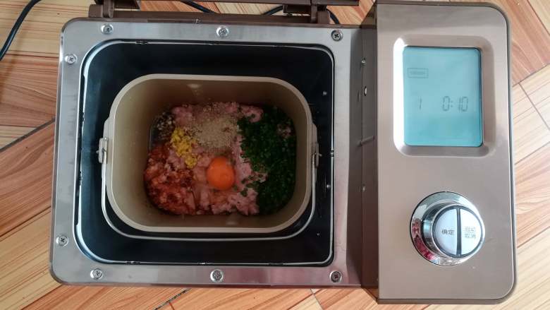香嫩藕丸子,启动面包机的和面程序搅拌十分钟,让肉泥上筋