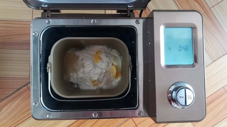 肉松芝士小土司,主料配方中所有材料放入面包机,启动发面程序(发面包括和面和一次发酵)