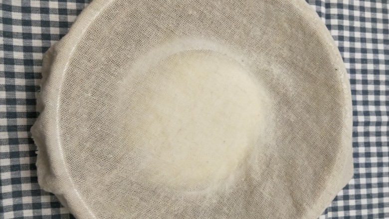 肉包子,盖上纱布,放到温暖的地方发酵