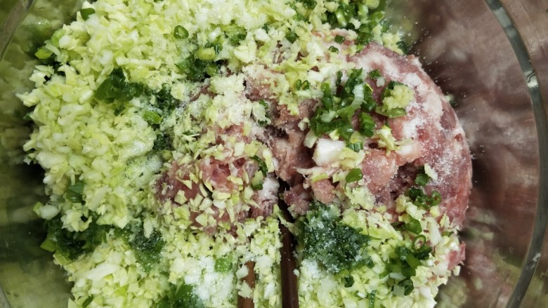 肉包子,加入盐、生抽、少量酱油,根据自己喜欢的味道调