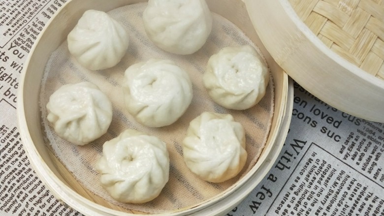 肉包子,锅里水烧开,上笼蒸10分钟