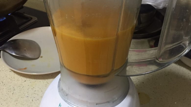 奶油胡萝卜汤,成糊状,一定要搅拌成泥。