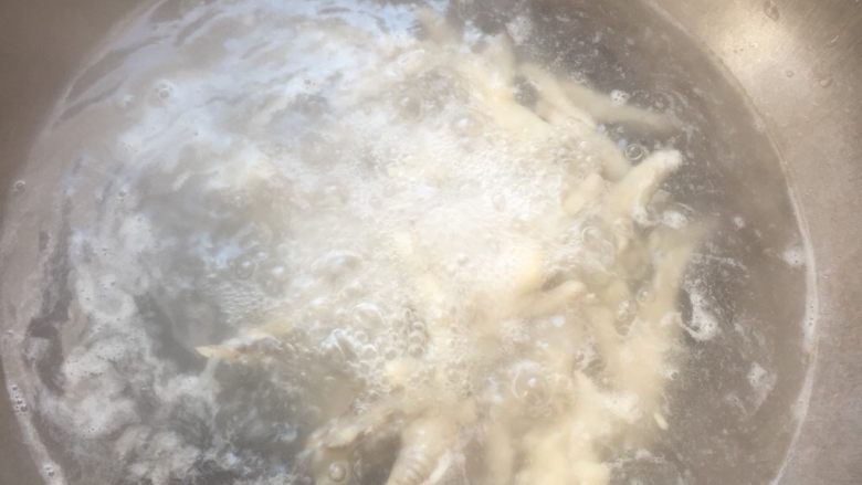 冷盘鸡爪,第二遍再用清水煮几分钟弄起来让它冷