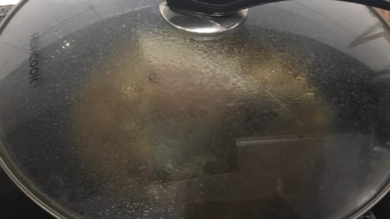 黄立仓,加盖焖约十分钟,要注意火不能太大,否则会焦。没有把握可以多放一点水,也不要太多,还可以用筷子戳一下是否熟透。