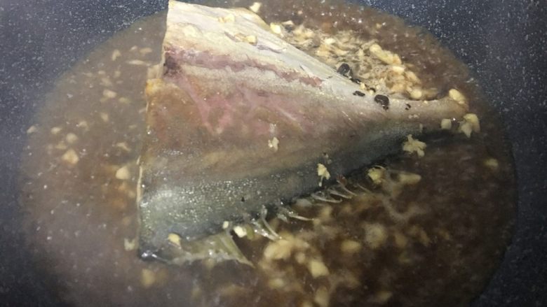 黄立仓,等到两边都煎香,把调好的那一碗调料全倒进锅里。