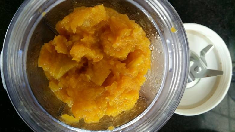 萌萌哒胡萝卜小蛋糕, 南瓜蒸软,用料理机打成泥状。