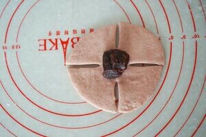 红玫瑰面包,将圆面皮中间放入<a style='color:red;display:inline-block;' href='/shicai/ 475'>红豆沙</a>,如图那样切成四刀。