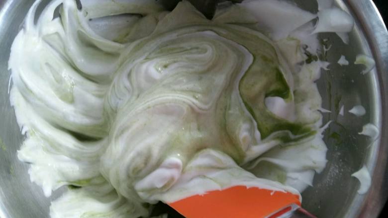 萌萌哒胡萝卜小蛋糕,另一份蛋白与菠菜蛋黄糊分2次混合均匀。翻拌,不要画圈搅拌,动作要轻以免削泡。【此时烤箱预热,上下管130度,预热5分钟。】