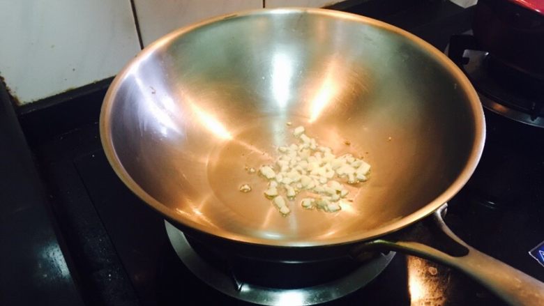 扁豆肉丁VS鸡蛋饼丝,点火上锅,加油把蒜末爆香
