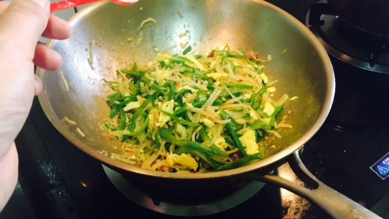 扁豆肉丁VS鸡蛋饼丝,转小火,用筷子尝一下味道,如果很淡可以适量加少许盐,我加了些。