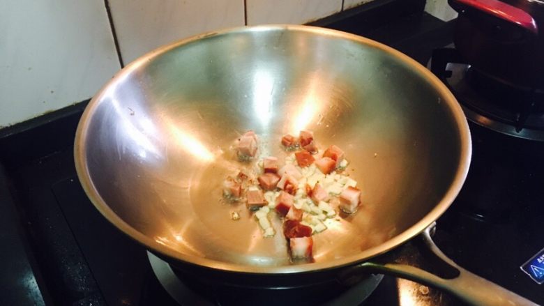 扁豆肉丁VS鸡蛋饼丝,放入肉丁,小火炒15秒