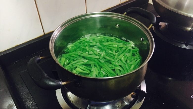 扁豆肉丁VS鸡蛋饼丝,扁豆丝焯水,过凉待用