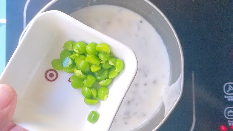 奶香肉绒豌豆香菇浓汤,煮开后下入豌豆煮2分钟,全程小火