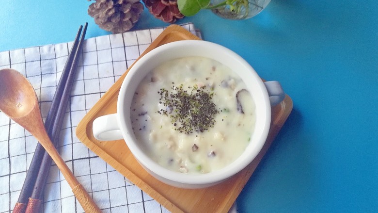 奶香肉绒豌豆香菇浓汤,撒上少许黑芝麻粉提味就可以开动喽