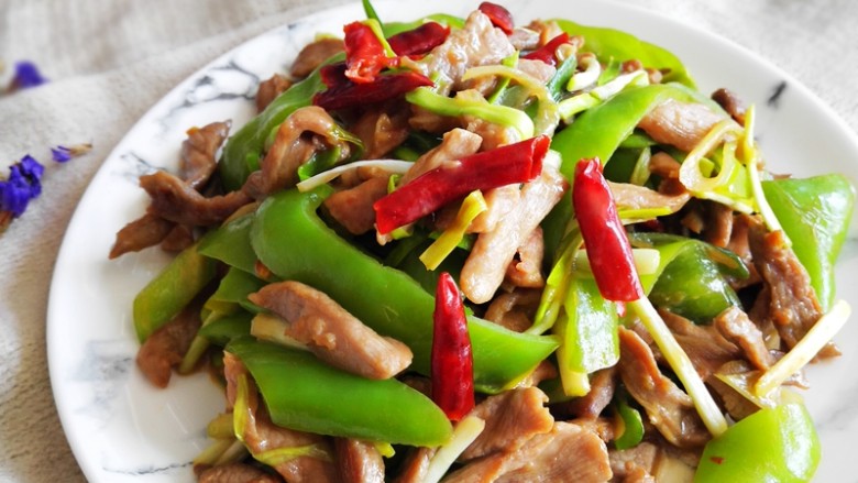 青椒炒肉片,肉质嫩滑,鲜香美味。