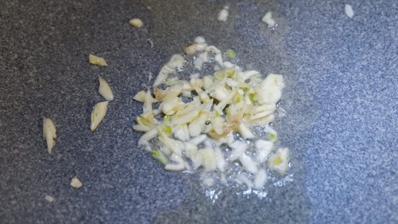 完美便当方程式「3」,锅内热油,炒香蒜末,放入青菜炒熟加少许盐调味即可