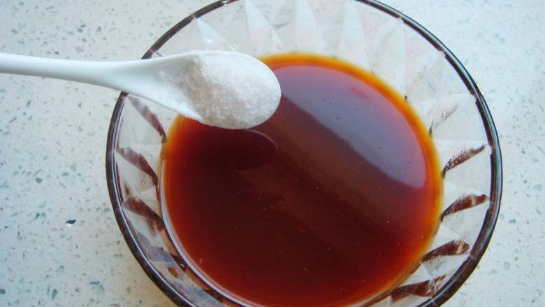 香煎家常豆腐,加入适量水放入盐,搅拌均匀备用。