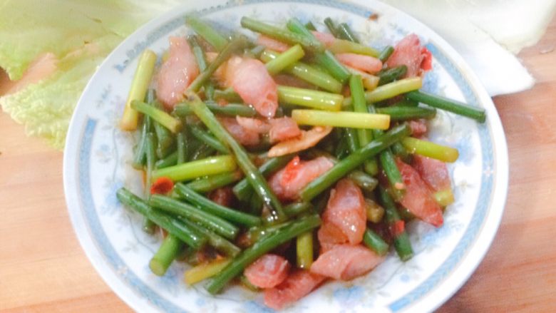 家常菜蒜苗炒腊肠,最后装盘,香喷喷的菜就好了哦