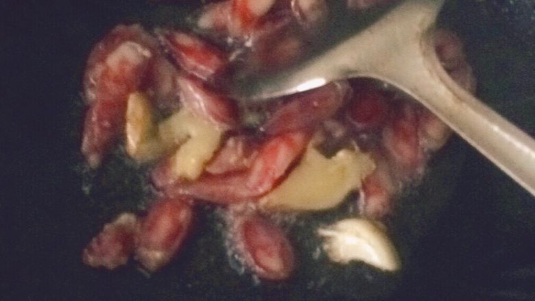 家常菜蒜苗炒腊肠,把腊肠放入油锅翻炒,差不多1分钟就可以起锅装盘了。
