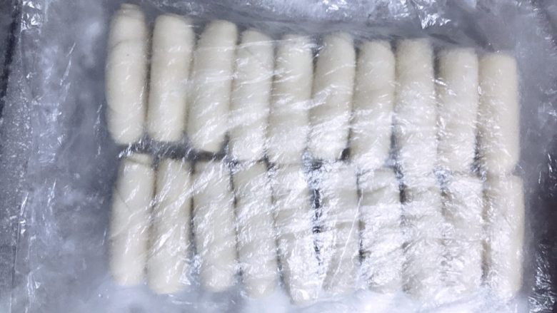 经典蛋黄酥,依次完成20个卷,盖好保鲜袋,防止表皮变干