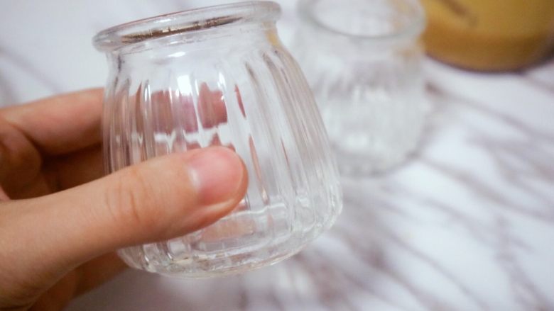宝宝花生酱(无盐),准备一个干净的玻璃瓶来装它