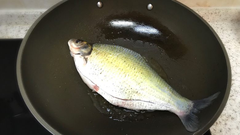 红烧鳊鱼,油八九分热时放入鳊鱼,轻一些放,防止溅油