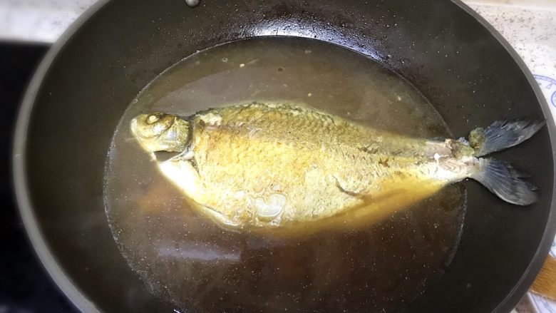 红烧鳊鱼,加入2碗水,大火煮开