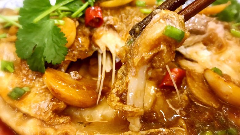 红烧鳊鱼,夹上一块尝尝,味道鲜美无比,肉质非常鲜嫩,赶快再加碗米饭吧🍚😊