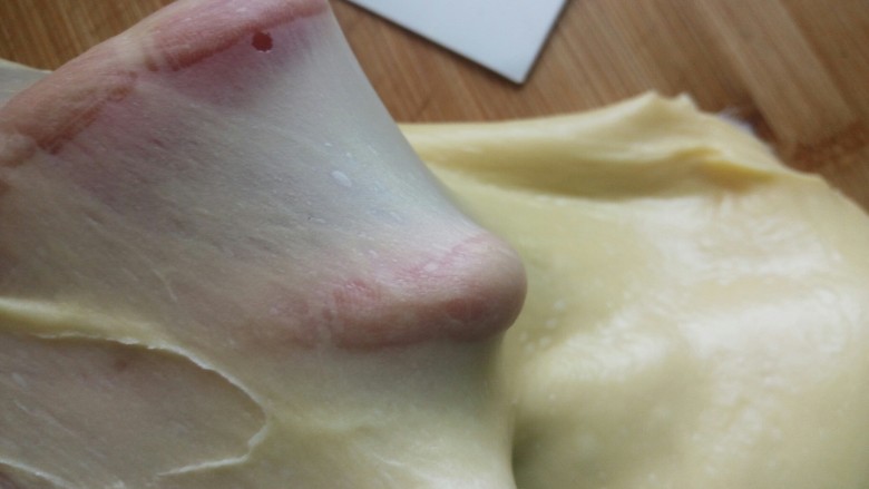 蔓越莓牛奶卷,和好的面团可以轻松拉出薄膜,这样做出来的面包很松软。