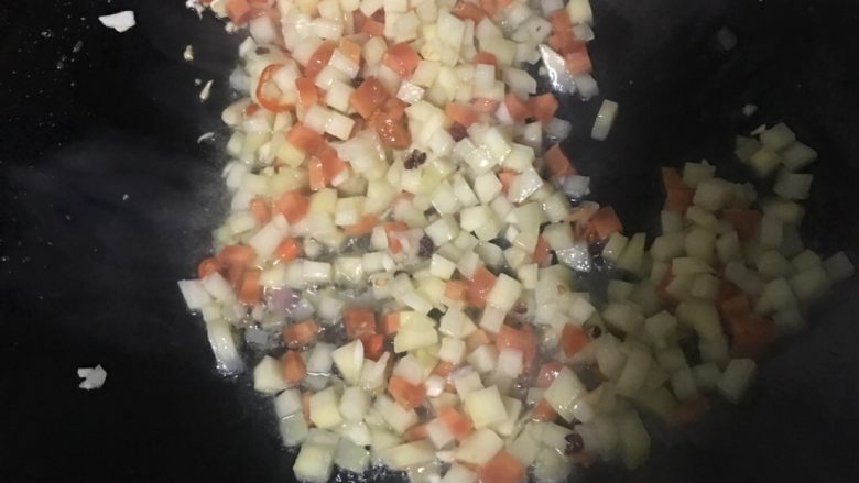 黑胡椒土豆腊肠炒饭,锅里放油,加入盐,蒜末,小米辣,花椒炒香,加入胡萝卜和<a style='color:red;display:inline-block;' href='/shicai/ 23'>土豆</a>丁爆炒(炒一分钟左右),后盛到碗里备用。