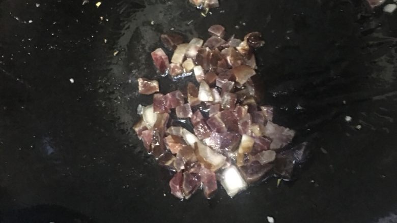 黑胡椒土豆腊肠炒饭,锅里加入腊肠,炒出油,煸至熟透后,盛出备用
<a style='color:red;display:inline-block;' href='/shicai/ 9'>鸡蛋</a>打入油锅里炒熟