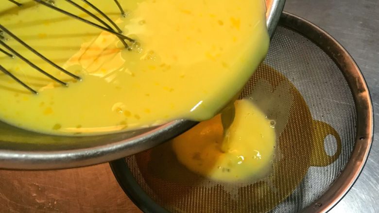 商业版蛋挞,混合均匀后过筛，这一步是为了让蛋挞细腻，将蛋白里的筋和小气泡过筛出去