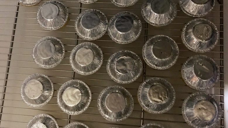 商业版蛋挞,倒扣到彻底凉透，这个时候要注意芒果口味的蛋挞，因为芒果肉太大，倒扣的时候可能会压破蛋挞面掉出来，这也是为什么最后倒扣芒果的原因