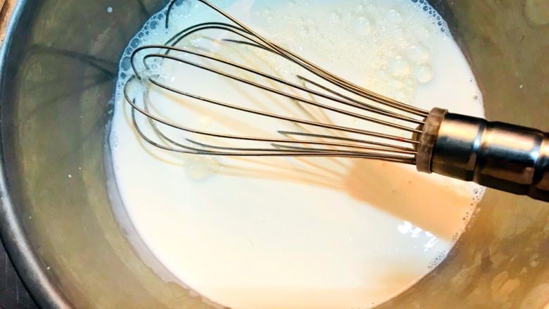 商业版蛋挞,<a style='color:red;display:inline-block;' href='/shicai/ 219'>牛奶</a>，细砂糖，<a style='color:red;display:inline-block;' href='/shicai/ 886'>奶油</a>混合一起，略微搅拌，不要太快太用力，不然会有气泡