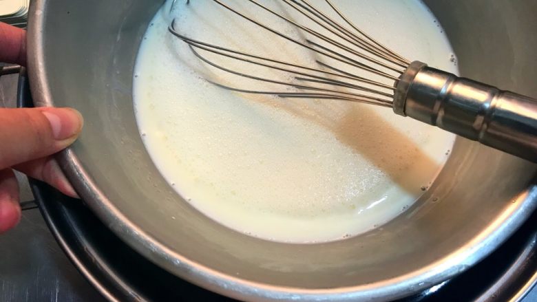 商业版蛋挞,将牛奶混合液隔水融化，尽量融化细砂糖