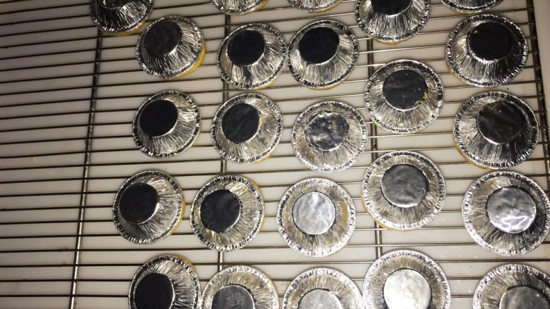 商业版蛋挞,出炉后晾凉一到两分钟，马上倒扣，要不然蛋挞就会回缩，不饱满，客户可能不会喜欢，自己吃就无所谓了，倒扣的顺序，原味，巧克力，蓝莓，芒果。芒果一定要最后