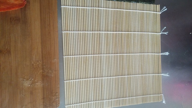 寿司🍣,准备好要用的寿司工具：寿司帘