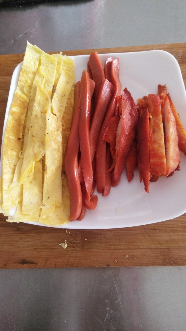 寿司🍣,鸡蛋饼切条、<a style='color:red;display:inline-block;' href='/shicai/ 437'>火腿肠</a>切条、鸡柳切条。