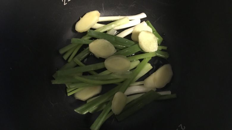 电饭煲+手撕鸡,倒入少许油,也可以直接在锅底铺上一块鸡上的鸡油。