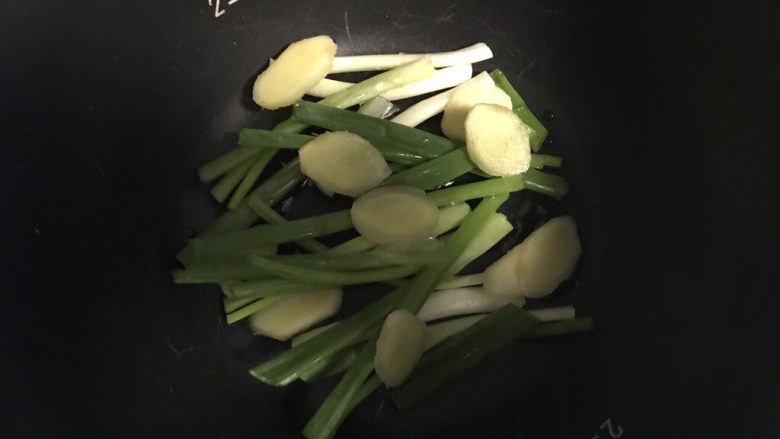 电饭煲+手撕鸡,倒入少许油，也可以直接在锅底铺上一块鸡上的鸡油。