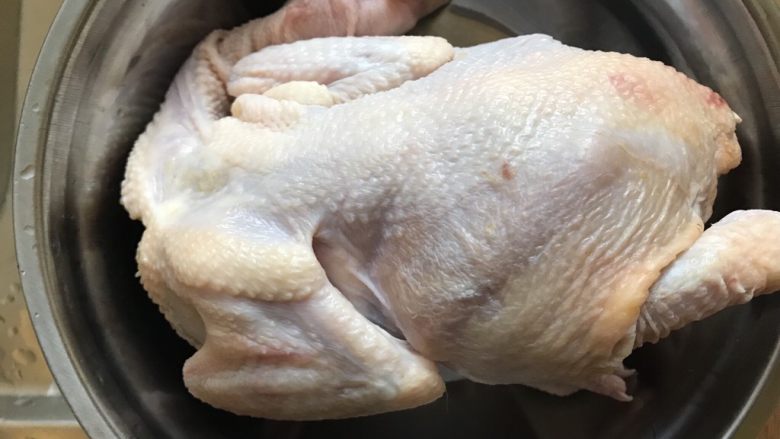 电饭煲+手撕鸡,准备童子鸡一只洗净,在其身上抹上薄薄的一层,鸡肚子里放上两三片生姜,放置5分钟。此时可以准备<a style='color:red;display:inline-block;' href='/shicai/ 4357'>汤</a>汁。