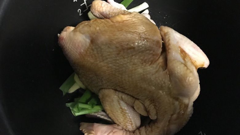 电饭煲+手撕鸡,将剩余的汤汁倒入电饭锅,按下煮饭键,煮好后焖上几分钟。