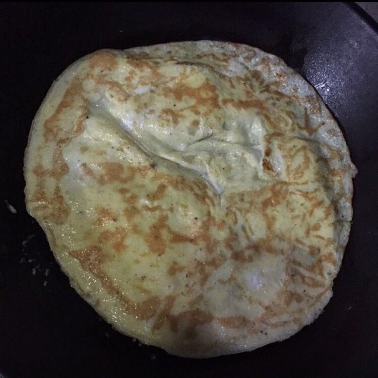 快手吐司三明治,平底锅摊成蛋皮