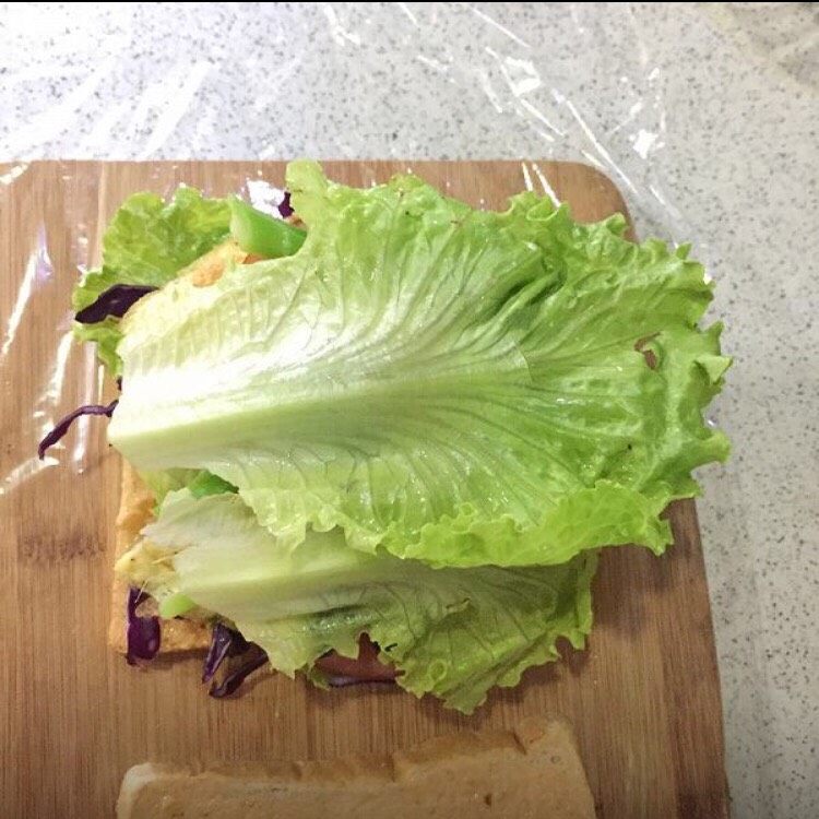 快手吐司三明治,再盖上一层生菜