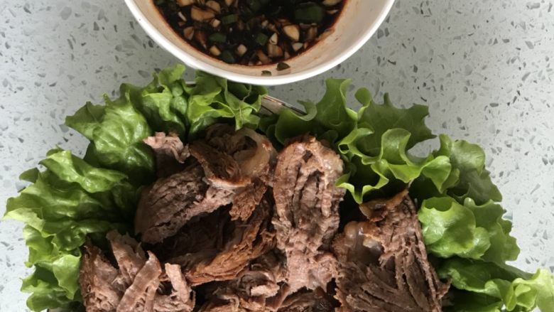 酱牛肉,水烧开后煮90分钟、中间可翻一下肉、做好的牛腱子肉可以沾蒜酱吃、汤可以装起来做高汤、可以放入面条里做牛肉面、很方便