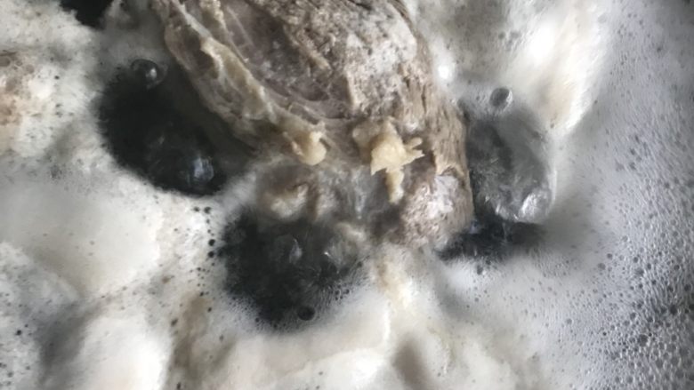 酱牛肉,冷水下锅水开后撇去血沫煮五分钟后捞出用水冲洗干净